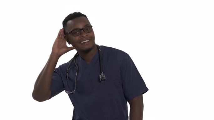 硬听力男性医生的特写肖像把手放在耳朵上，要求某人大声说话或仔细聆听。人类情感面部表情