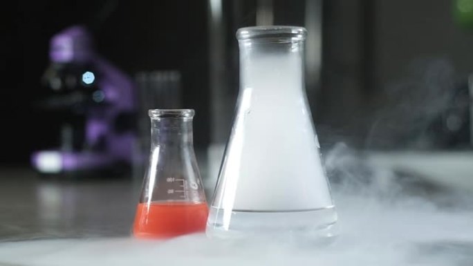 生物化学科学实验。氮在管中蒸发。