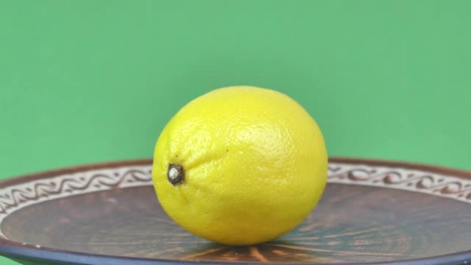 绿色背景上的黄色柠檬水果。食品。视频。