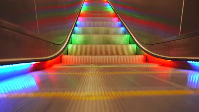 斯特迪卡姆开枪了。带有多色LED彩虹灯的自动扶梯没有人就会上升。瑞典斯德哥尔摩的地铁站。公共交通系统