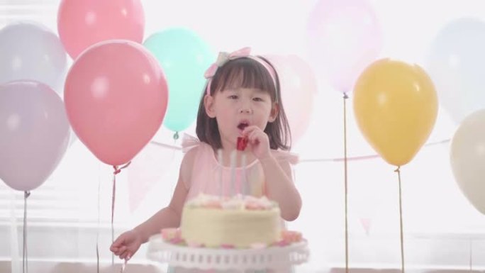 蹒跚学步的女孩在家庆祝她的4岁生日