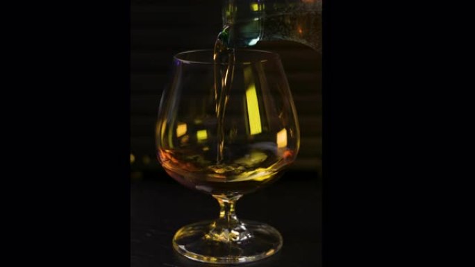 将威士忌倒入玻璃杯的特写镜头