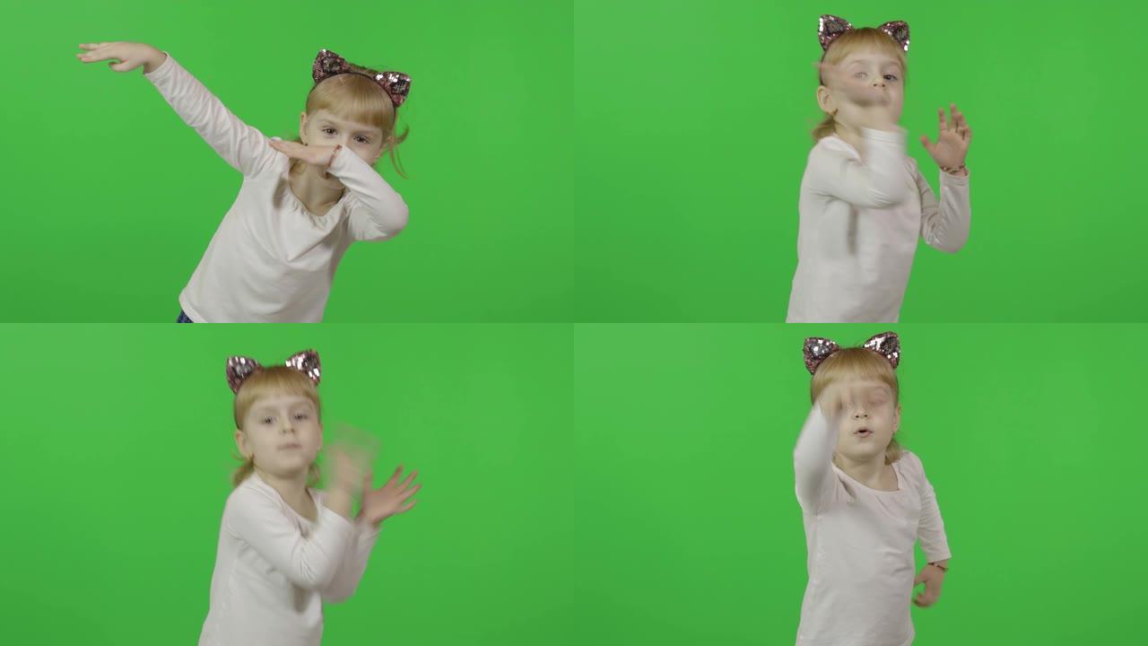 戴头巾的女孩，猫耳朵在跳舞。快乐的四岁孩子。色度