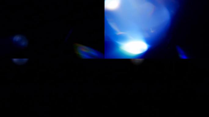 蓝色光线在黑色背景上泄漏。叠加。过渡。视频滤色器