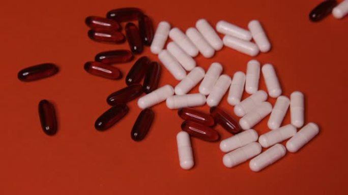 胶囊，白色黑色药片躺着，在红色桌子上滚动，背景，药物，病毒