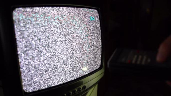 老式遥控器和电视屏幕上的噪音干扰，人换频道和冲浪广播。复古电子产品，70年代电视传输