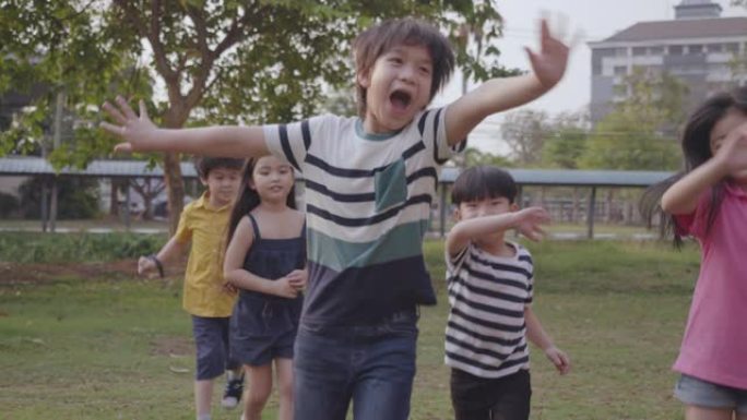 慢动作: 一群小朋友团队合作教育休息跑步户外学习知识后放松，小学生多样化的孩子，大学生叠手概念