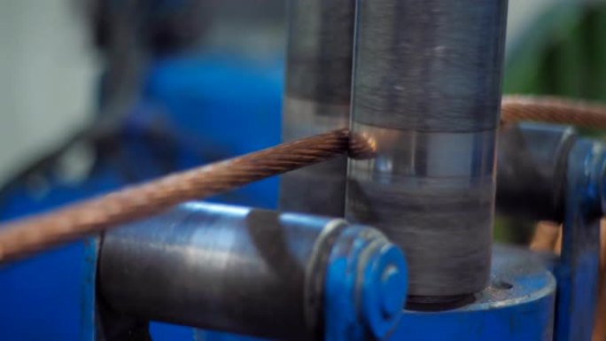 工厂生产铜电缆。
