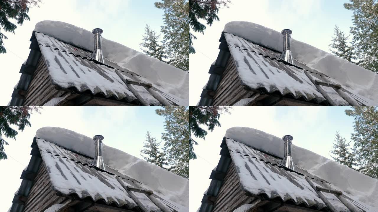 西伯利亚村庄一栋居民楼屋顶上的烟囱冒烟的特写镜头。西伯利亚一所房子屋顶上的金属烟囱。4K
