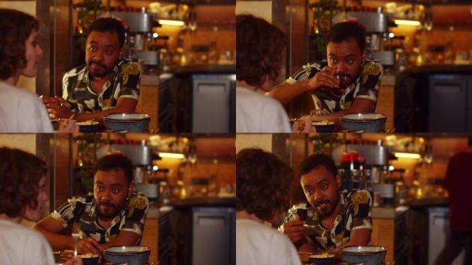 两个人坐在咖啡馆的桌子旁，他们吃饭，喝茶，友好交谈