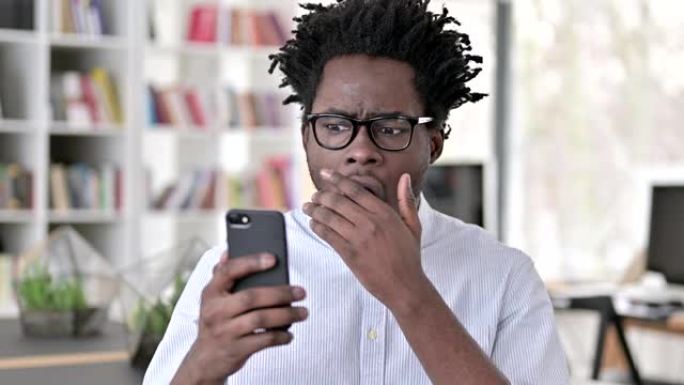 年轻的非洲男子失去了智能手机