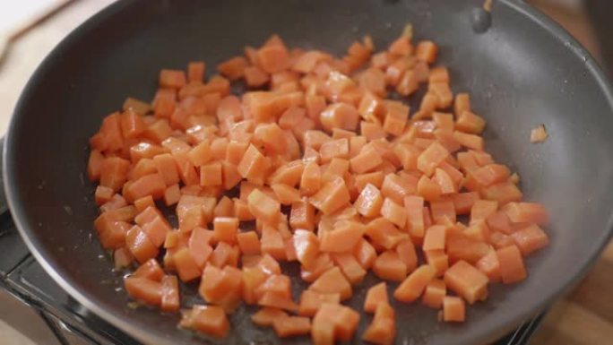 Frying pan中的frying carrot