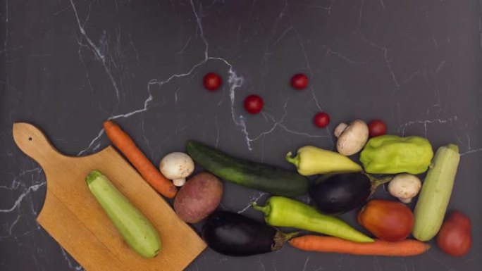 蔬菜和砧板出现在黑色大理石背景上-停止运动