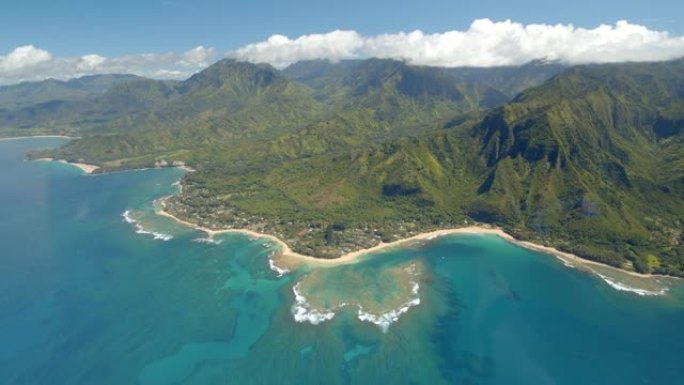 夏威夷考艾岛纳帕利海岸上空的直升机