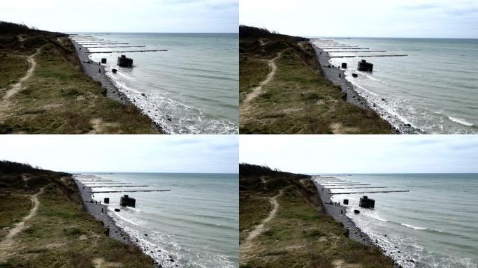 波罗的海海滩，有第二次世界大战的旧掩体。德国达斯半岛上的阿伦肖普悬崖。