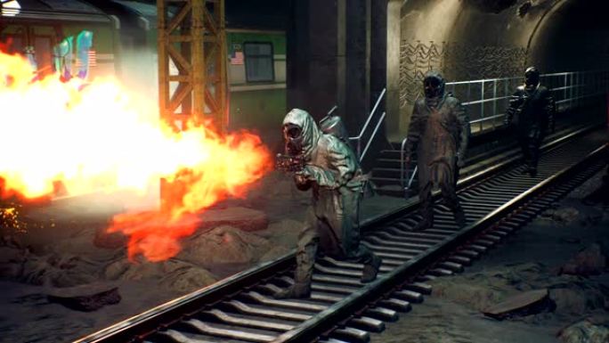 穿着军用化学防护服和防毒面具的跟踪者正带着喷火器沿着废弃的地铁行走。核战争后世界末日世界的概念。