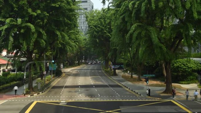 缩小延时公路汽车和绿树背景下的人过马路