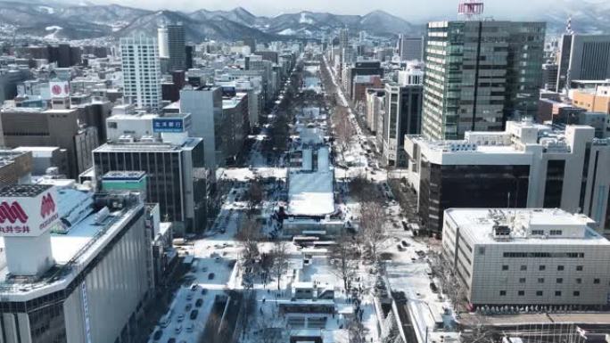 从札幌电视塔的大通公园看札幌的高角度，白天在商业区有红绿灯