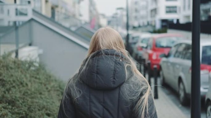 戴着医用口罩的女性从街上的某人身上逃脱