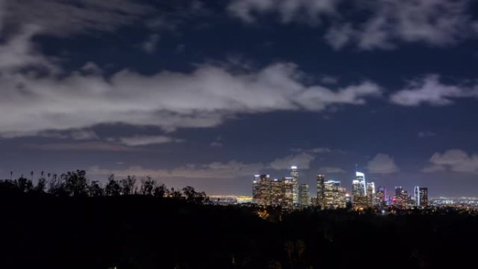 洛杉矶市中心夜间的天际线，乌云密布