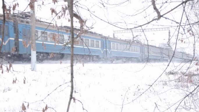 路过火车火车雪天冬天
