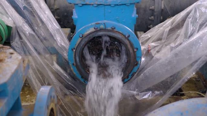 污水处理厂废水的阀门和管道连接处漏水。