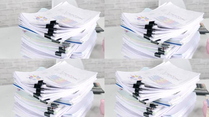 办公桌上成堆的商业文件，商业报告文件，一堆未完成的文件，商业概念。