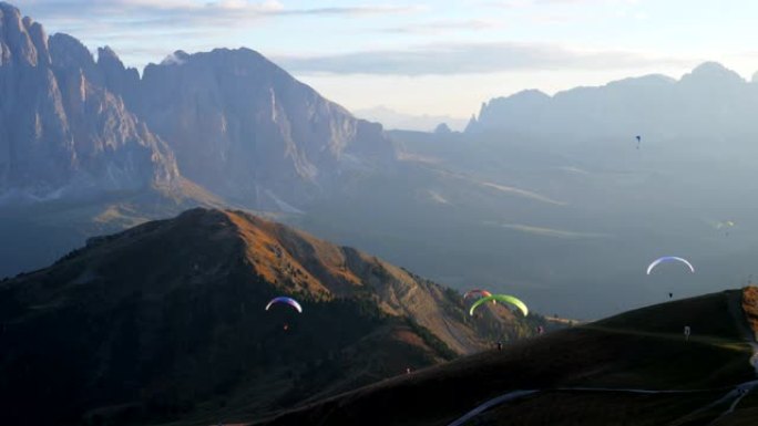 滑翔伞奔跑并加速自己从塞塞达山起飞