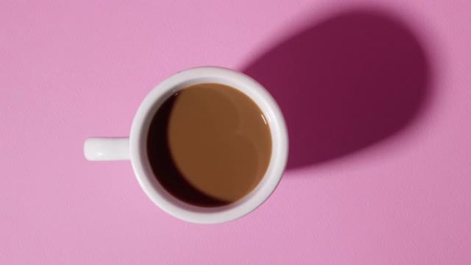停止运动的咖啡倒入杯子中