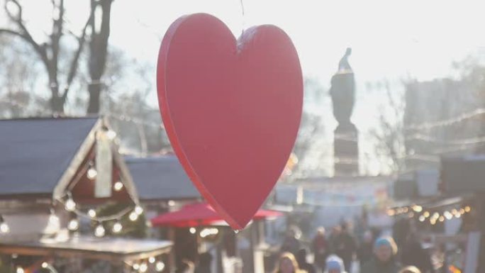 爱的象征红心在城市博览会上旋转