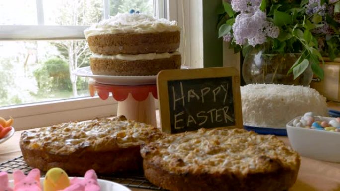 复活节甜点和粉笔板上写着复活节快乐的标志