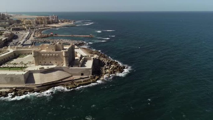 空中无人机在埃及亚历山大市海-Qaitbay城堡上拍摄