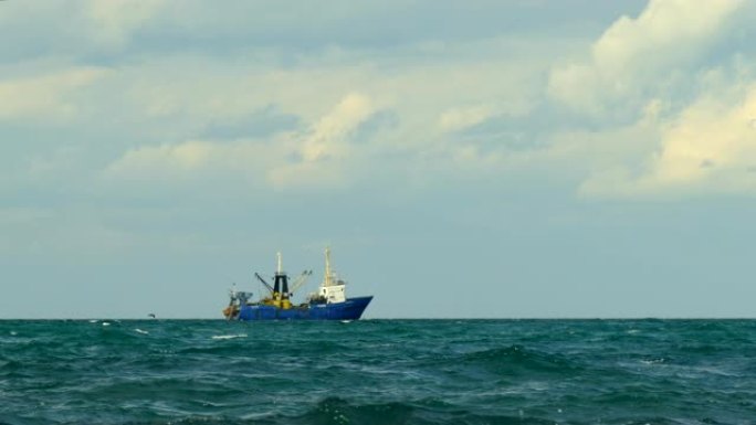 带渔船的海景港口码头船只出海通道海关远洋