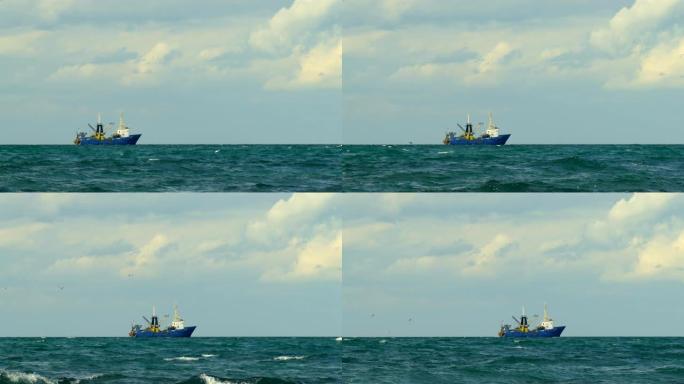 带渔船的海景港口码头船只出海通道海关远洋
