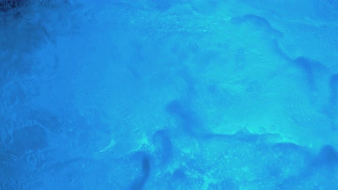 4k慢动作60fps蓝色游泳池中的波纹水