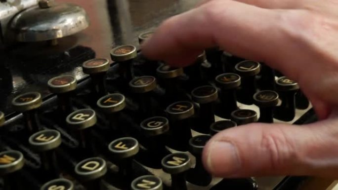 旧打字机手工印刷-出版社用老式打字机