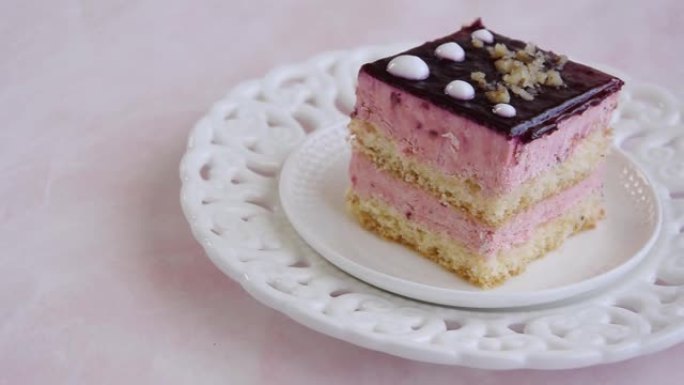 粉红色背景下美味的草莓蛋糕切片，奶油甜点，节日主题