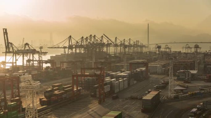 4k时间流逝: 在码头商业港口或带有晨光的集装箱仓库中将起重机桥式装载集装箱到集装箱船上，用于商业物