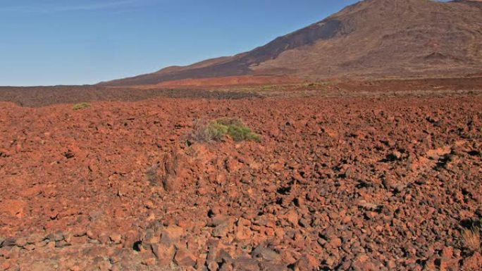 火山景观。背景中的红石岩石和山顶。它可以用来说明火星上的生命，将宇航员降落在另一个星球上