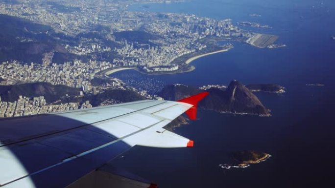从飞机窗口鸟瞰里约热内卢的糖面包山和海滩