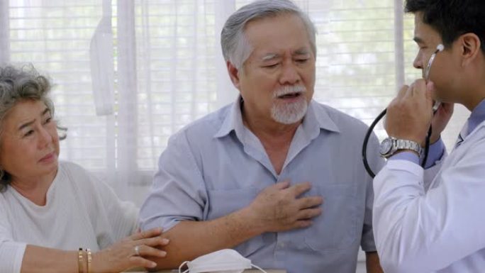 健康医生探视老年夫妇在家访期间，医生检查检查祖父
