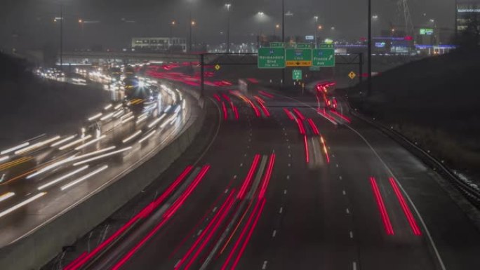 弯曲的高速公路上一整夜的交通时间流逝