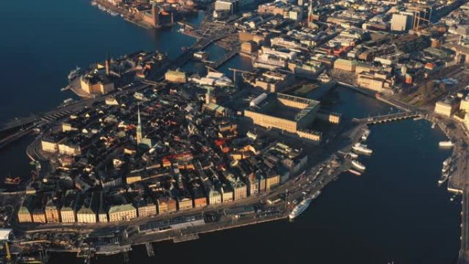 瑞典斯德哥尔摩-2020年2月: 斯德哥尔摩市中心Gamla stan的鸟瞰图。飞越老城区的建筑物。