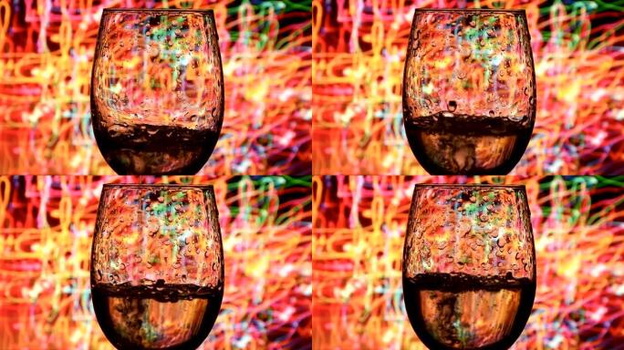 在彩色背景上将白葡萄酒从瓶中倒入高脚杯的慢动作，用于葡萄酒广告的精美素材