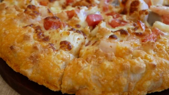 一片热披萨与融化的奶酪美味美味的快餐意大利传统木板桌经典。