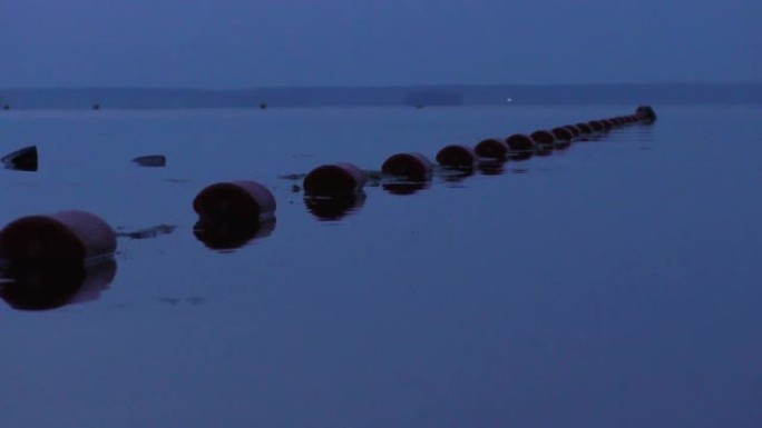 夜间保护漂浮在水面上