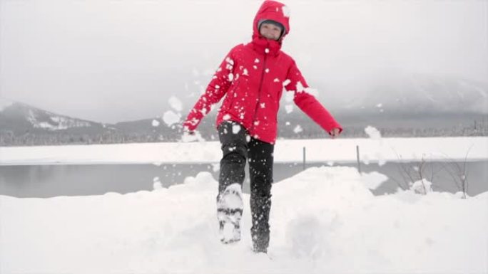 女人在朱砂湖玩雪