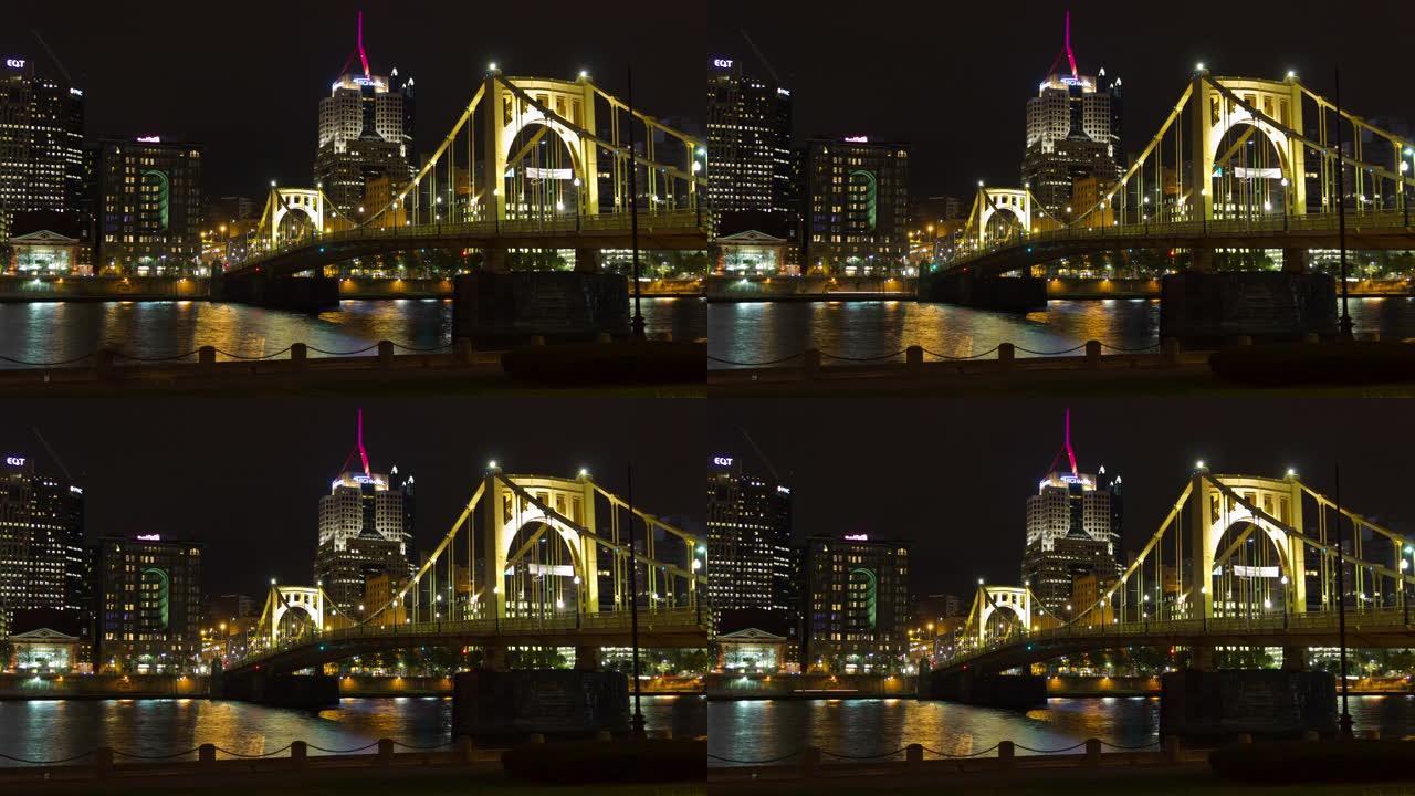 美国宾夕法尼亚州匹兹堡的风景优美的夜晚时光倒流天际线和海滨大桥