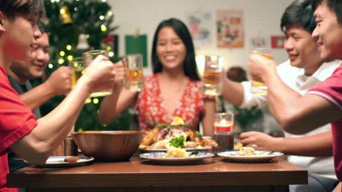 亚洲团体晚上在家聚会用餐和啤酒。