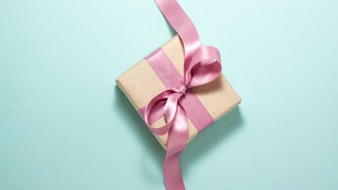 礼品概念。纸盒上有蓝色的粉色丝带蝴蝶结